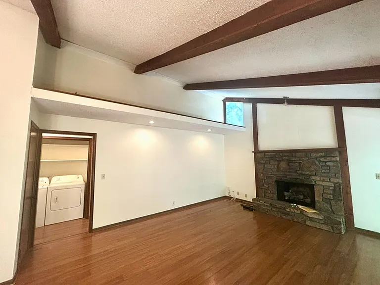821 E Lakeside Dr — Photo 9