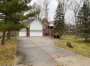 2416 S Christian Hills Dr, Rochester Hills, MI 48309