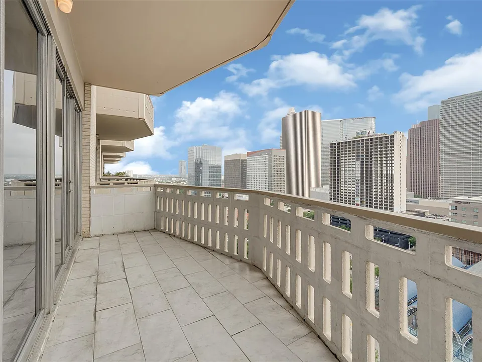 2016 Main St #1707