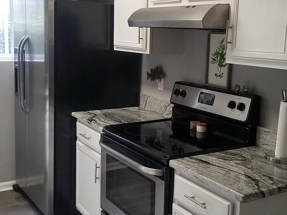 2nd image of 452 Richview Park Cir W