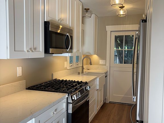 Beautiful new kitchen with top of the line appliances