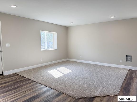 3rd image of 821 Camas St