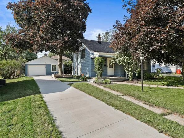 329 East Gauer CIRCLE, Milwaukee, WI 53207