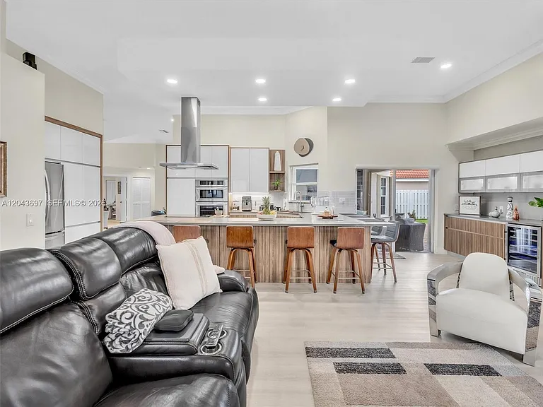 639 Verona Pl — Photo 44