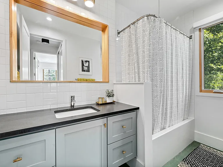 1105 E 9th St #2 — Photo 23