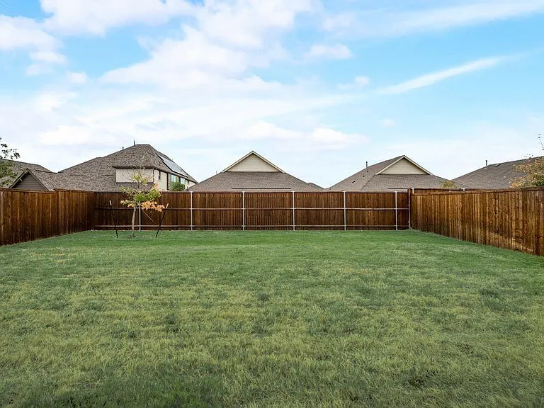 5836 Priory Dr — Photo 19