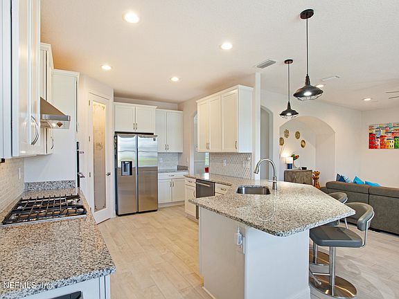 4th image of 814 Silver Pine Dr