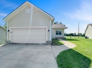 1020 NE Queens Ct, Lees Summit, MO 64064