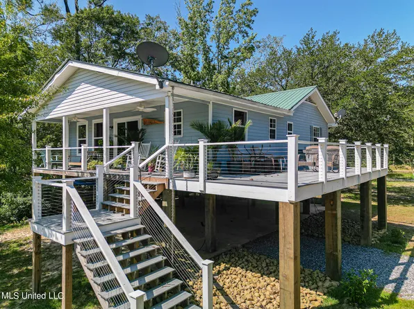 7236 Magnolia Dr, Pass Christian, MS 39571