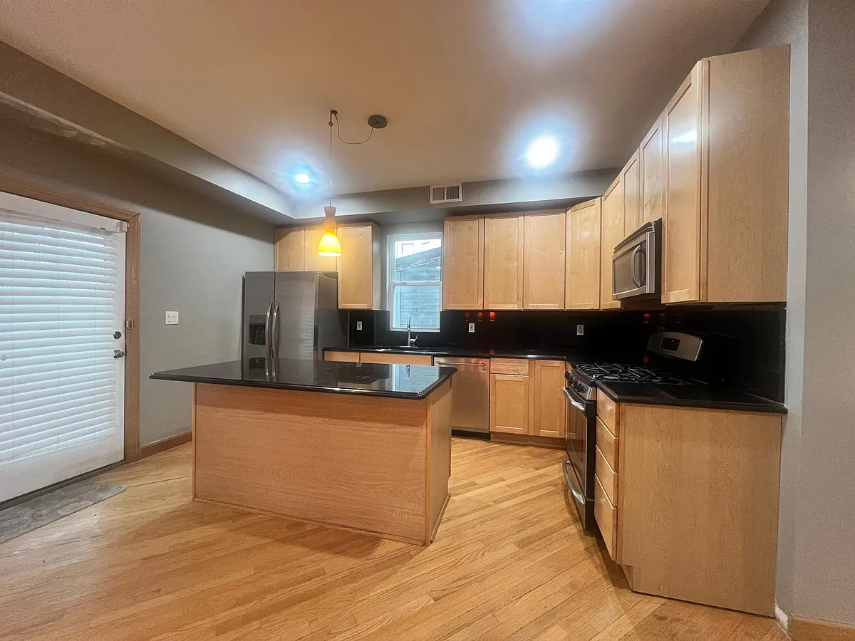 Building Photo - 2446 W Bloomingdale Ave #2
