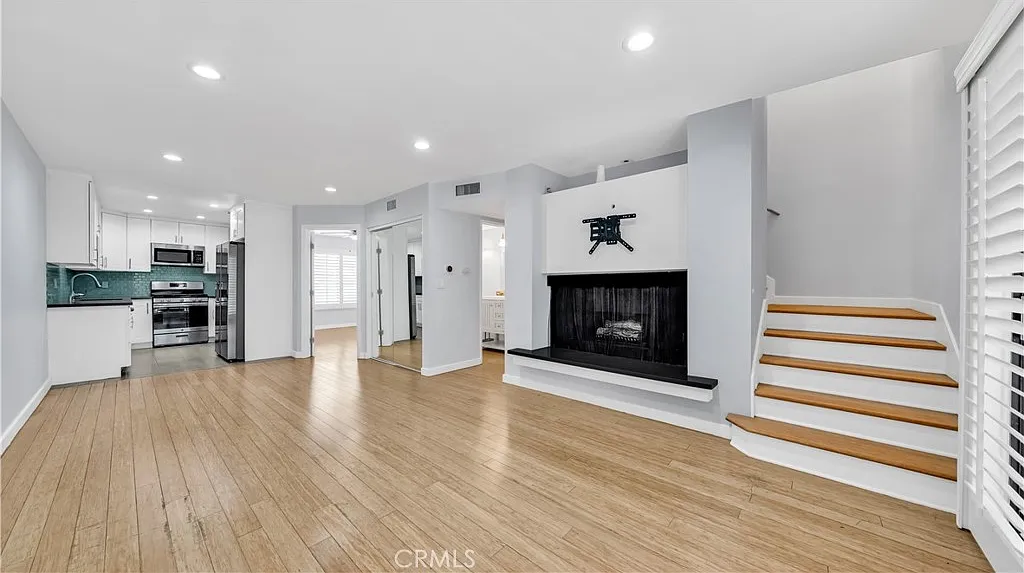 2 bed, 2.5 bath, 1326 sqft, $3,700 — Photo 2