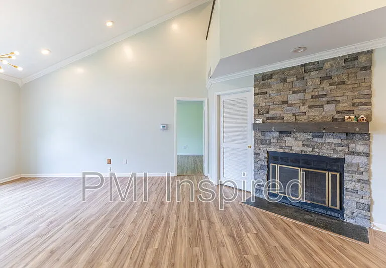 2404 Buckingham Cir — Photo 7