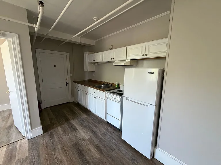 423 Pelham St — Photo 5
