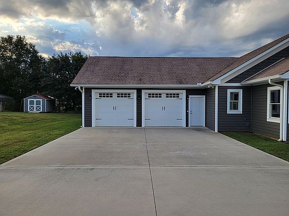3rd image of 1556 Middlesettlements Rd