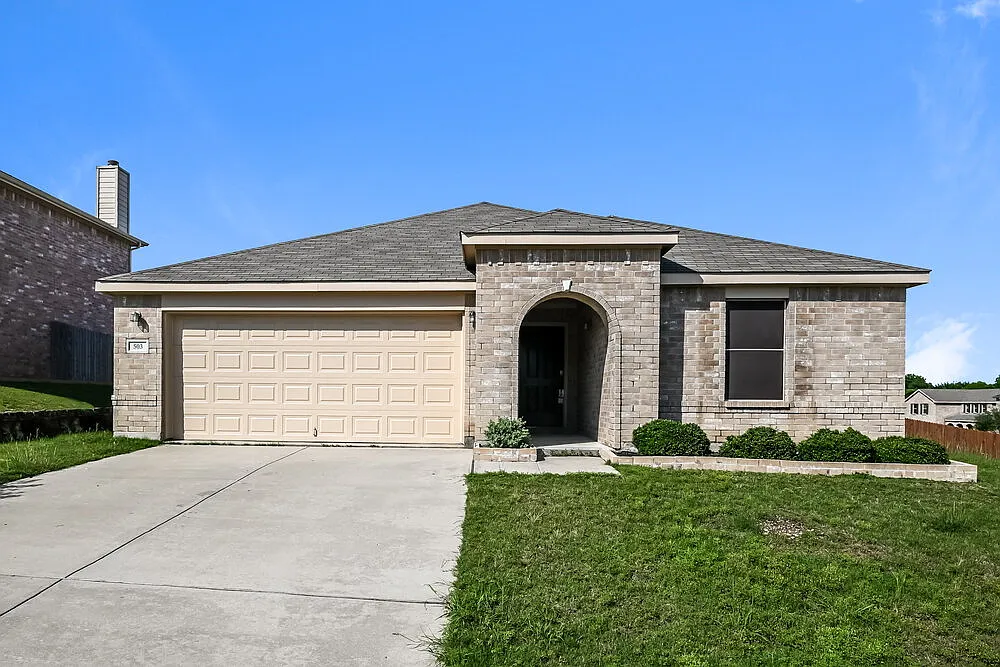 4 bed, 2.0 bath, 2123 sqft, $2,460 — Photo 1