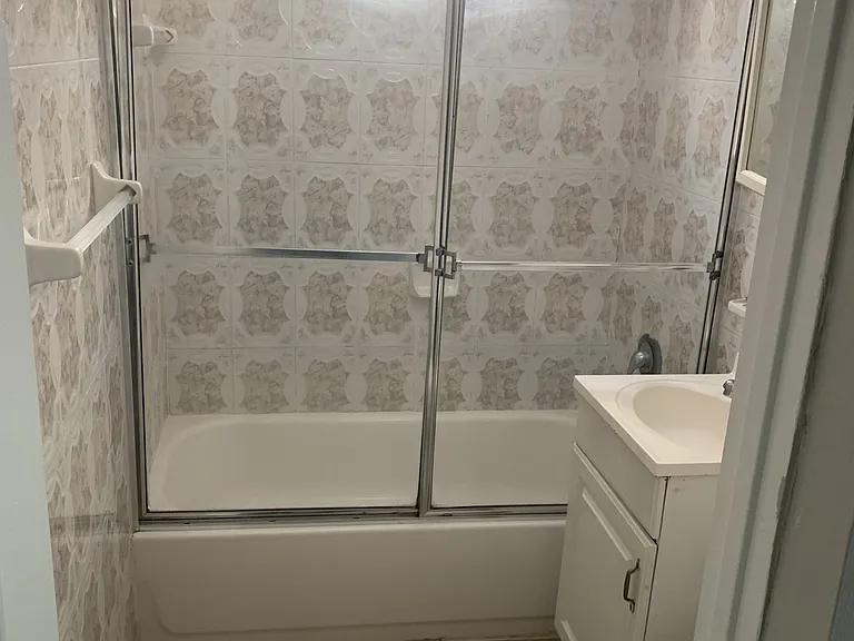 1036 SW 3rd St #7 — Photo 8