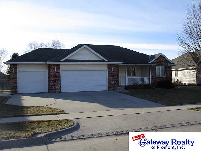 1st image of 1545 Woods Dr