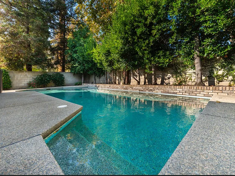 585 E Chesapeake Cir — Photo 35