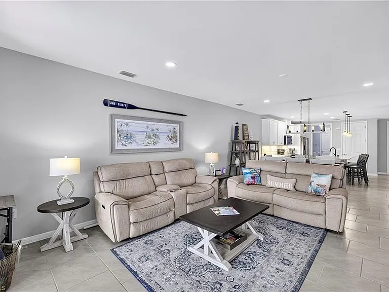 14582 Edgewater Cir — Photo 2
