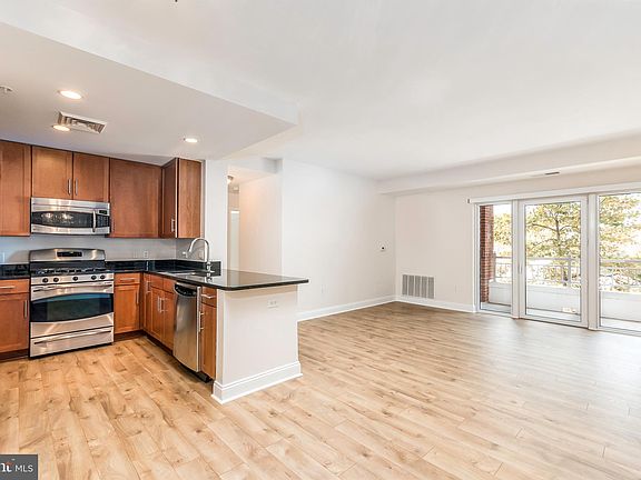 2nd image of 1111 Oronoco St Unit 230