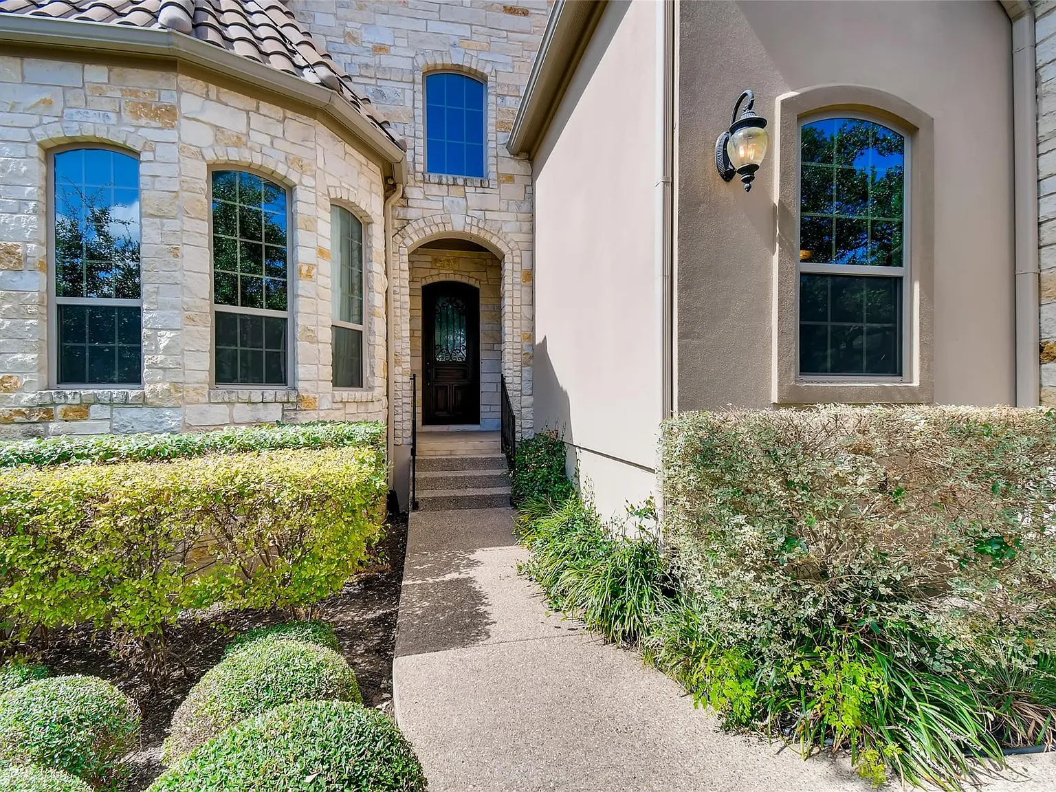 5 bed, 4.5 bath, 4542 sqft, $4,800 — Photo 2