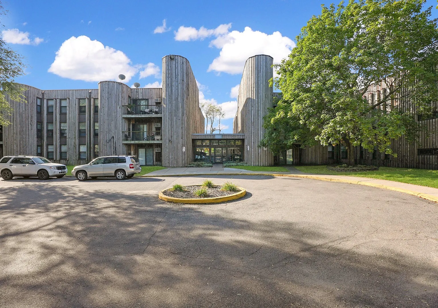 Metropolitan Towers — Photo 1