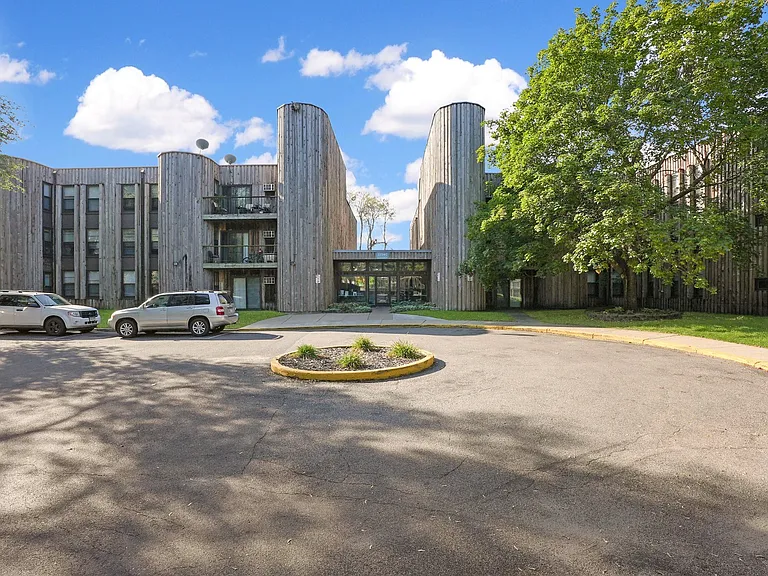 Metropolitan Towers — Photo 1