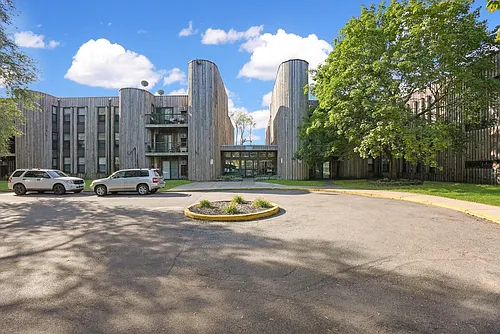 Metropolitan Towers Photo 1