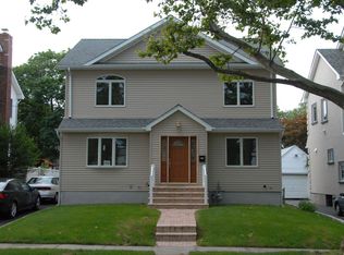 15 Quaker St, New Hyde Park, NY 11040