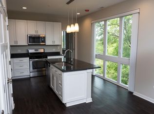 911 N Milwaukee Ave APT 202, Libertyville, IL 60048