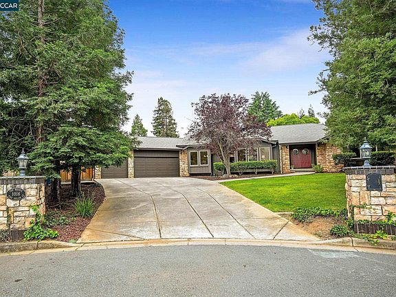 4th image of 1016 Pine Hollow Rd