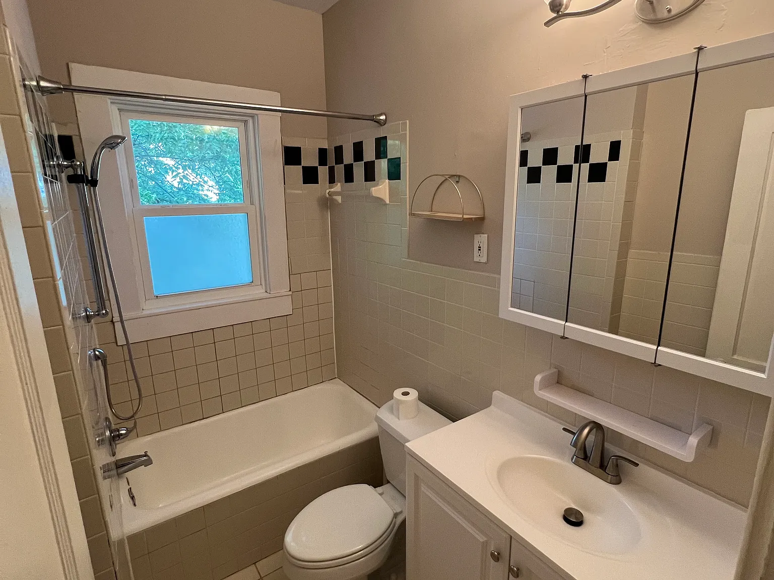 1911 Roanoke Ave — Photo 4