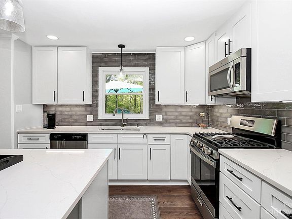 5th image of 2451 Colebrook Dr