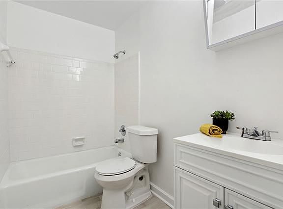 5th image of 1713 Burgundy St #101