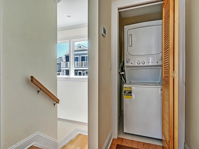 420 1st Ave — Photo 9