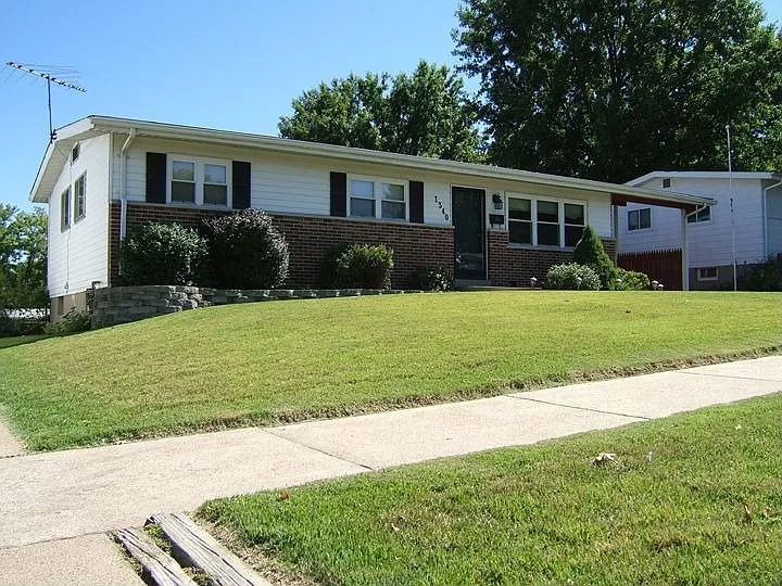 1340 Swan Dr photo 1