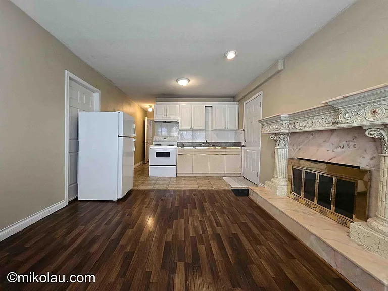 377X Burke St — Photo 2