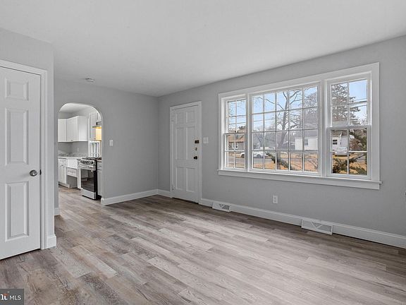 4th image of 81 Melrose St