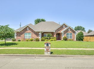 1227 Manor Dr, Bartlesville, OK 74006