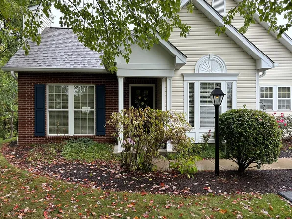 2107 Greystone Dr, Coraopolis, PA 15108