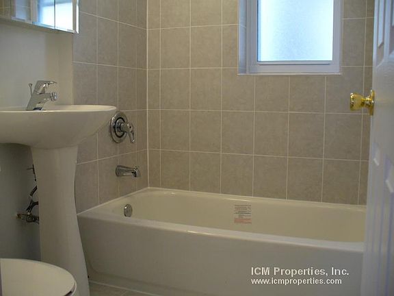 3rd image of 853 W Cornelia Ave #2E