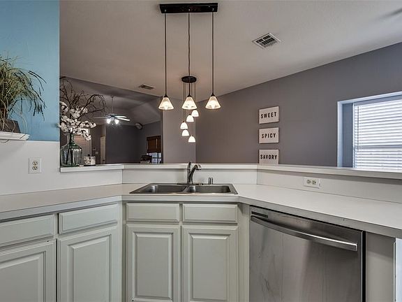 4th image of 2225 Bresee Dr