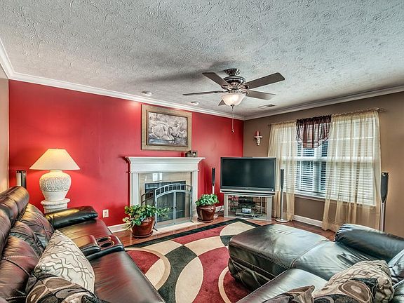 3rd image of 1411 California Dr