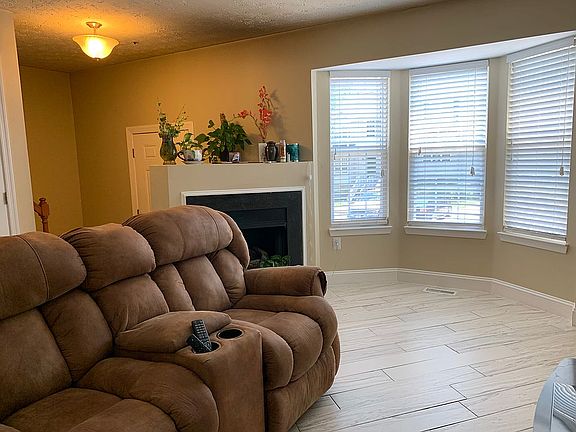 3rd image of 617 Tuckahoe Creek Ct