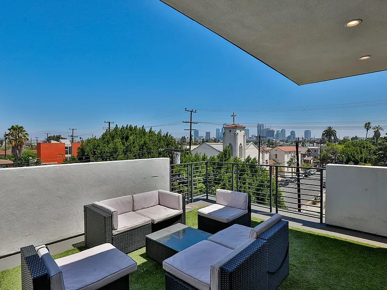 1208 W 25th St — Photo 1