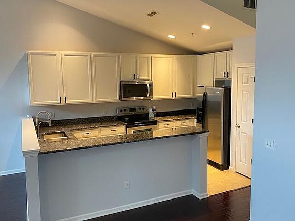 4th image of 119 W Oakbrook Dr