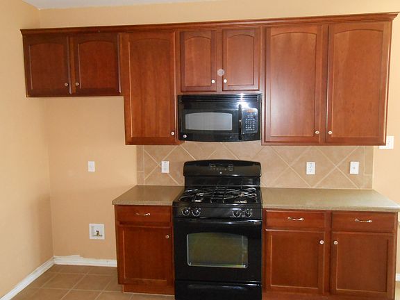 4th image of 445 Bentson Dr