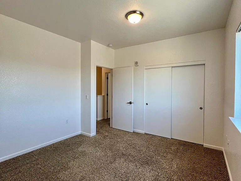 Esposti Park Apartments — Photo 15