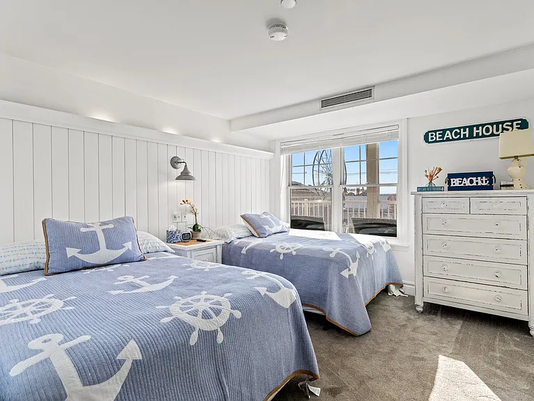 1 E Grand Ave #208 — Photo 10