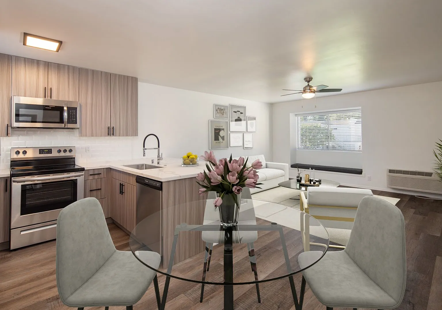 Gorgeous huge units in premier location! ASK ABOUT OUR MOVE-IN SPECIALS!! — Photo 3